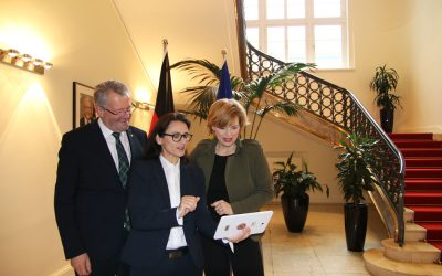 Ministerin Klöckner übergibt Förderbescheid für digitales Mobilitätsprojekt in Schäftersheim