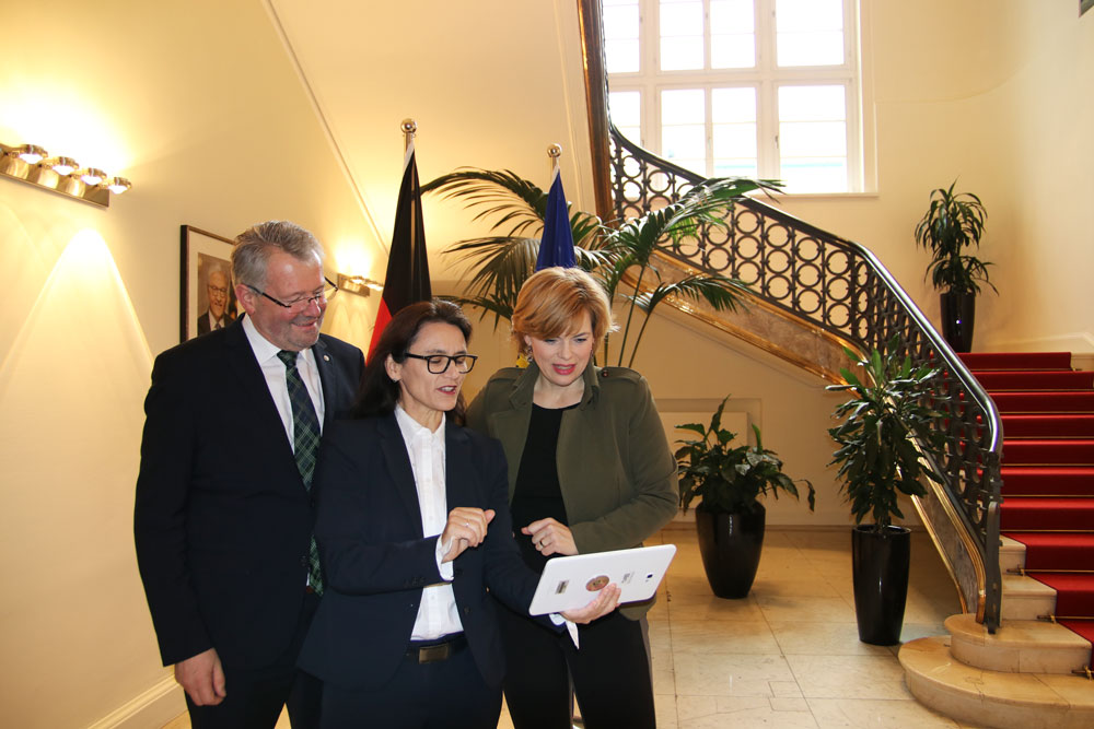 Ministerin Klöckner übergibt Förderbescheid für digitales Mobilitätsprojekt in Schäftersheim